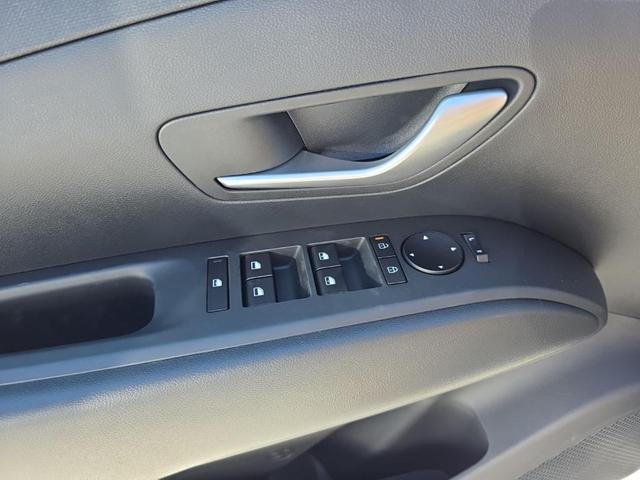 Photo of 2025 Shimmering Silver Hyundai TUCSON Hybrid