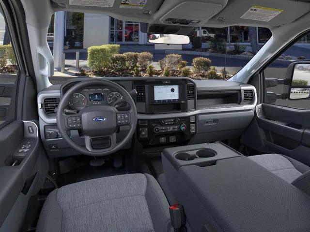 Photo of 2025 Oxford White Ford F-250