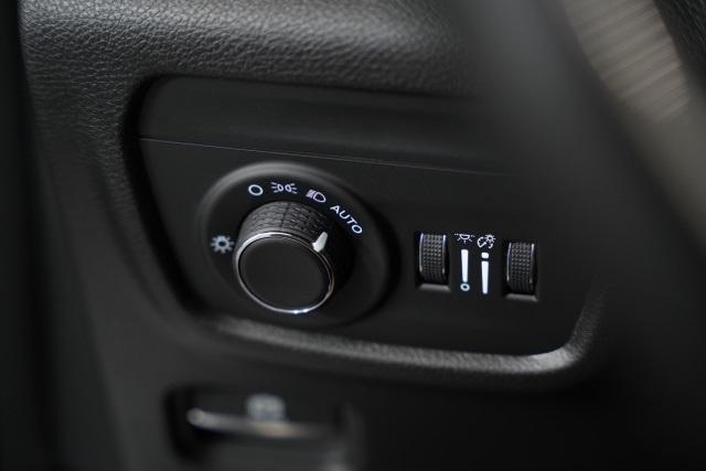Photo of 2025 Bright White Clearcoat Jeep Grand Cherokee L