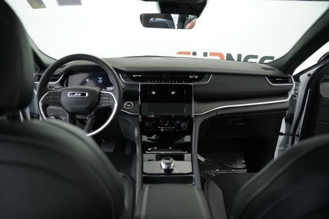 Photo of 2025 Bright White Clearcoat Jeep Grand Cherokee L