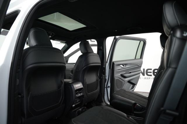Photo of 2025 Bright White Clearcoat Jeep Grand Cherokee L