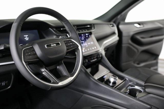 Photo of 2025 Metallic Jeep Grand Cherokee