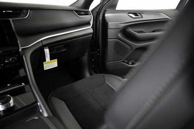 Photo of 2025 Metallic Jeep Grand Cherokee
