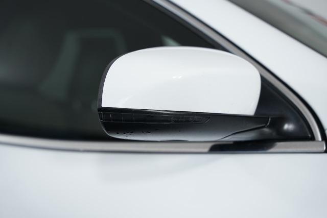 Photo of 2018 Bright White Clearcoat Jeep Cherokee