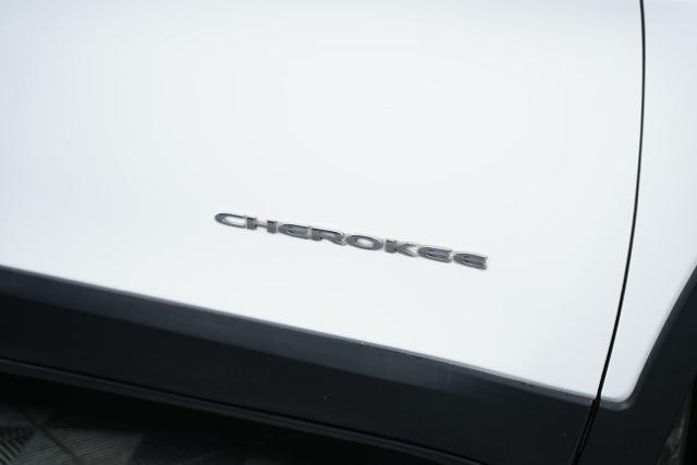 Photo of 2018 Bright White Clearcoat Jeep Cherokee