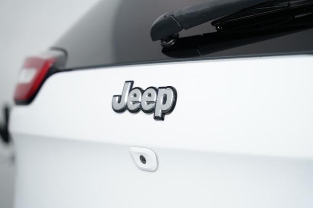 Photo of 2018 Bright White Clearcoat Jeep Cherokee