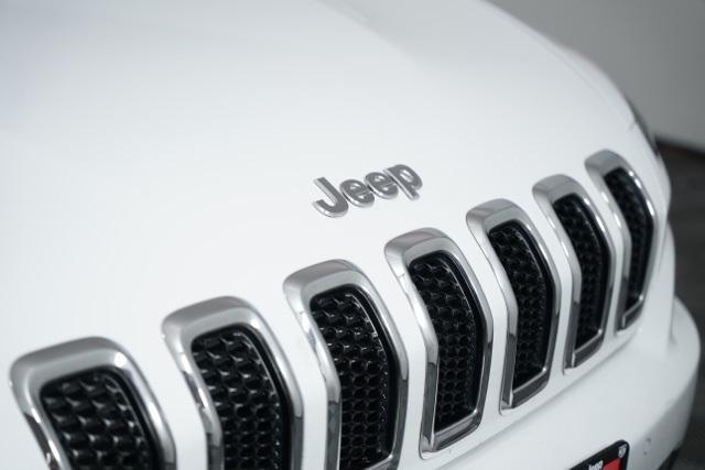 Photo of 2018 Bright White Clearcoat Jeep Cherokee