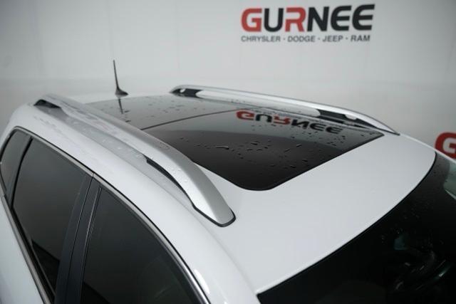 Photo of 2018 Bright White Clearcoat Jeep Cherokee