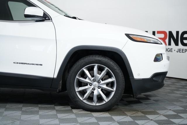 Photo of 2018 Bright White Clearcoat Jeep Cherokee
