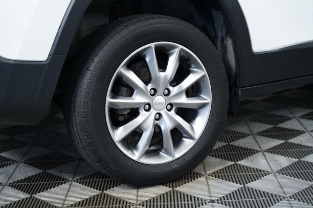 Photo of 2018 Bright White Clearcoat Jeep Cherokee