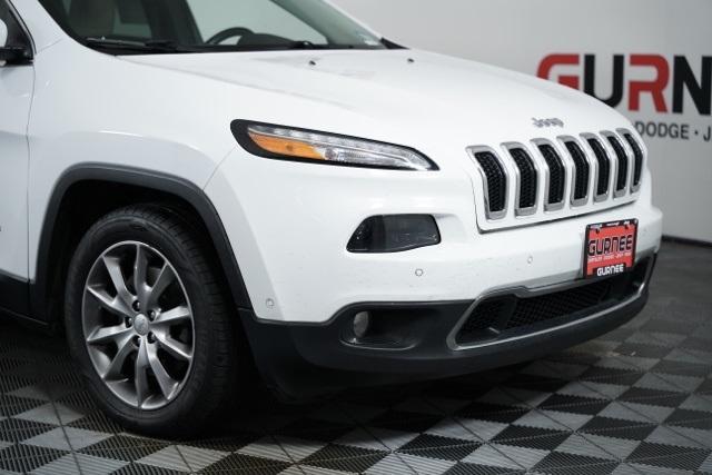 Photo of 2018 Bright White Clearcoat Jeep Cherokee