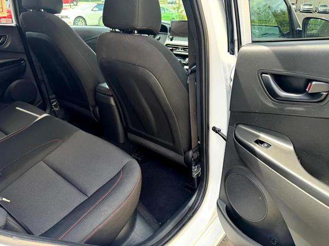 Photo of 2022 Lunar White Hyundai KONA