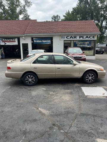 Photo of 2000 Gold Toyota Camry