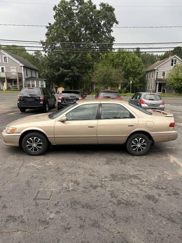 Photo of 2000 Gold Toyota Camry