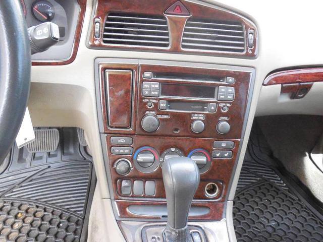 Photo of 2001 Green Volvo V70