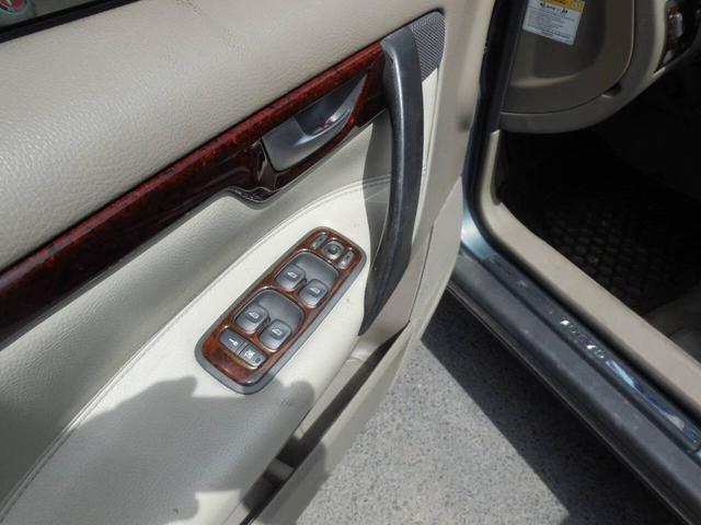 Photo of 2001 Green Volvo V70