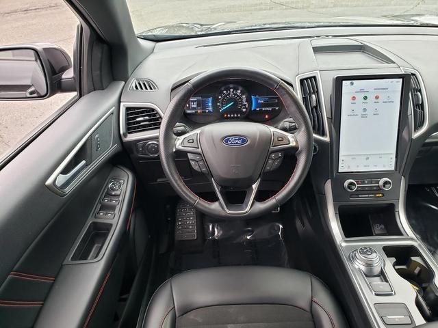 Photo of 2022 Agate Black Metallic Ford Edge