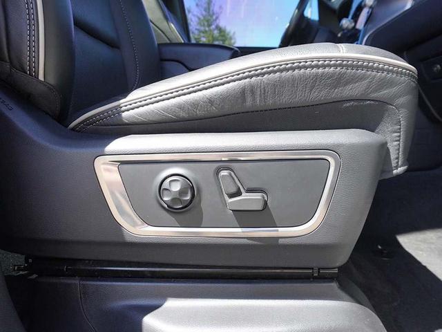 Photo of 2021 Ivory Tri-Coat Pearl RAM 1500