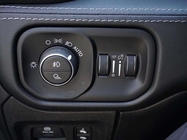 Photo of 2021 Ivory Tri-Coat Pearl RAM 1500