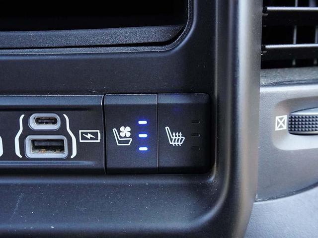 Photo of 2021 Ivory Tri-Coat Pearl RAM 1500