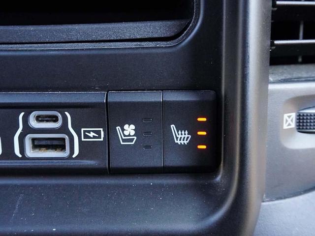 Photo of 2021 Ivory Tri-Coat Pearl RAM 1500