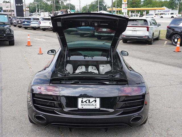 Photo of 2010 Phantom Black Pearl Effect/Lava Gray Audi R8