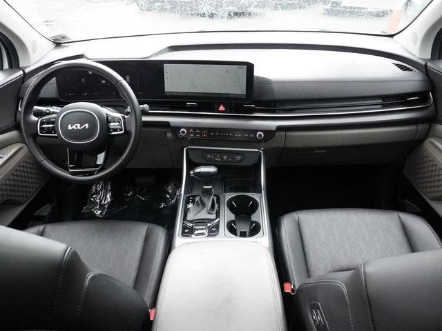 Photo of 2025 Snow White Pearl Kia Carnival
