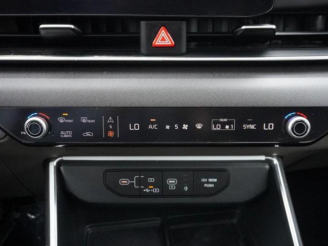 Photo of 2025 Snow White Pearl Kia Carnival