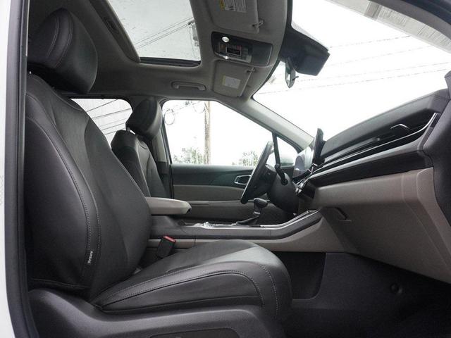 Photo of 2025 Snow White Pearl Kia Carnival