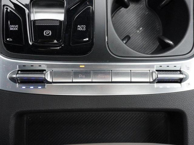 Photo of 2025 Snow White Pearl Kia Carnival
