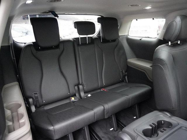 Photo of 2025 Snow White Pearl Kia Carnival