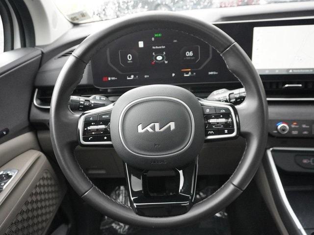 Photo of 2025 Snow White Pearl Kia Carnival