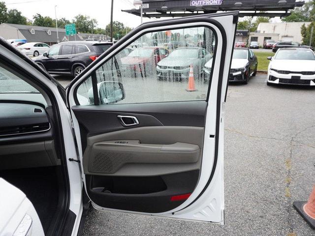 Photo of 2025 Snow White Pearl Kia Carnival
