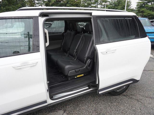 Photo of 2025 Snow White Pearl Kia Carnival