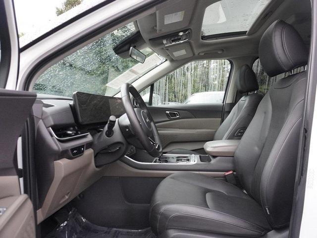 Photo of 2025 Snow White Pearl Kia Carnival