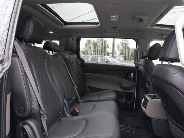 Photo of 2025 Snow White Pearl Kia Carnival