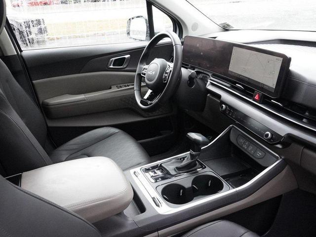 Photo of 2025 Snow White Pearl Kia Carnival