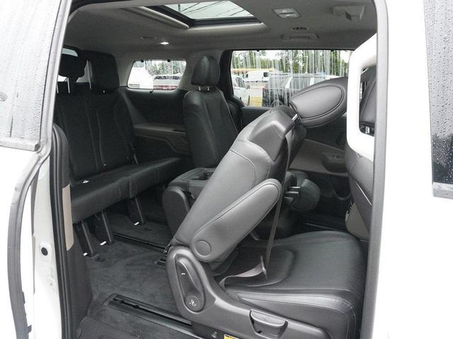 Photo of 2025 Snow White Pearl Kia Carnival