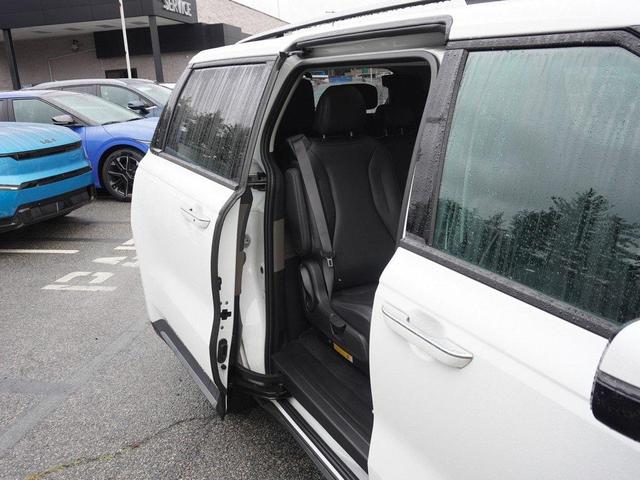 Photo of 2025 Snow White Pearl Kia Carnival