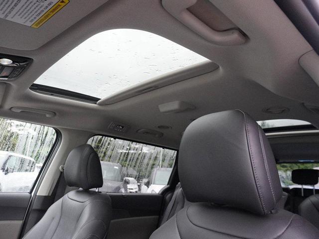 Photo of 2025 Snow White Pearl Kia Carnival