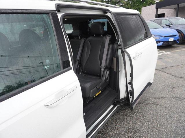 Photo of 2025 Snow White Pearl Kia Carnival