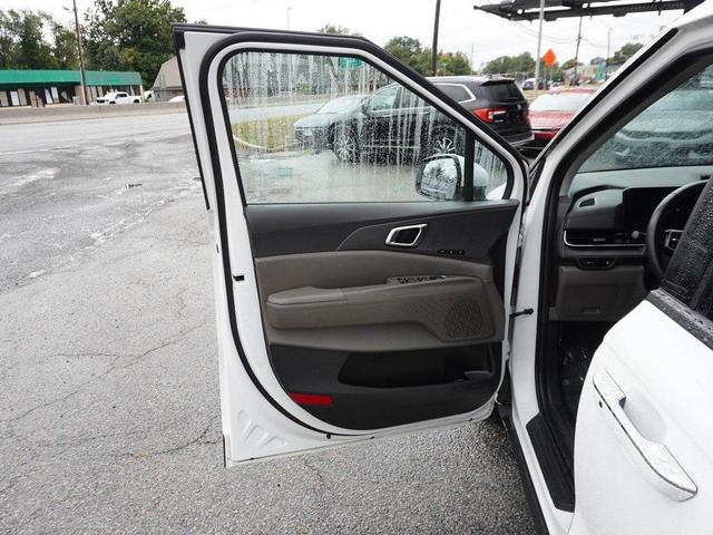 Photo of 2025 Snow White Pearl Kia Carnival