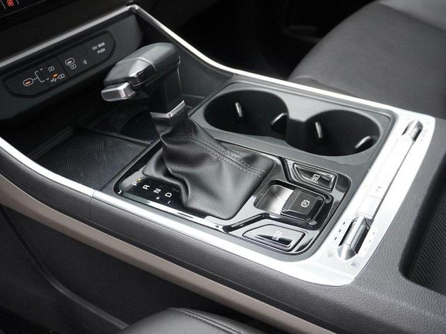 Photo of 2025 Snow White Pearl Kia Carnival