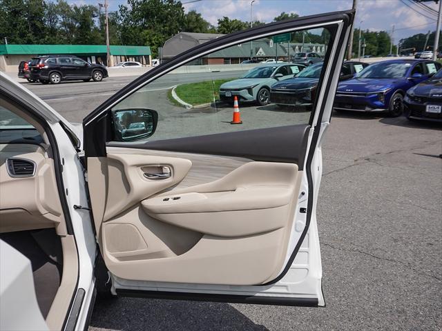 Photo of 2017 Pearl White Nissan Murano