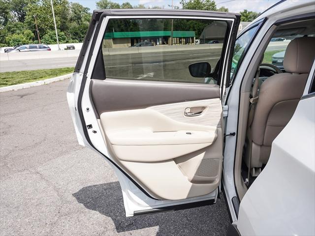 Photo of 2017 Pearl White Nissan Murano
