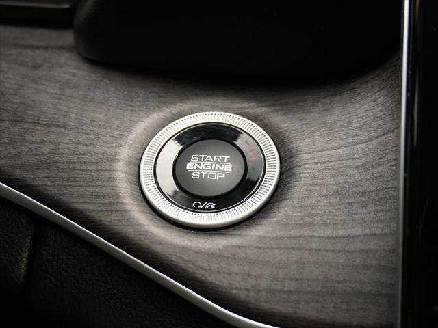 Photo of 2022 Rocky Mountain Pearlcoat Jeep Grand Cherokee L