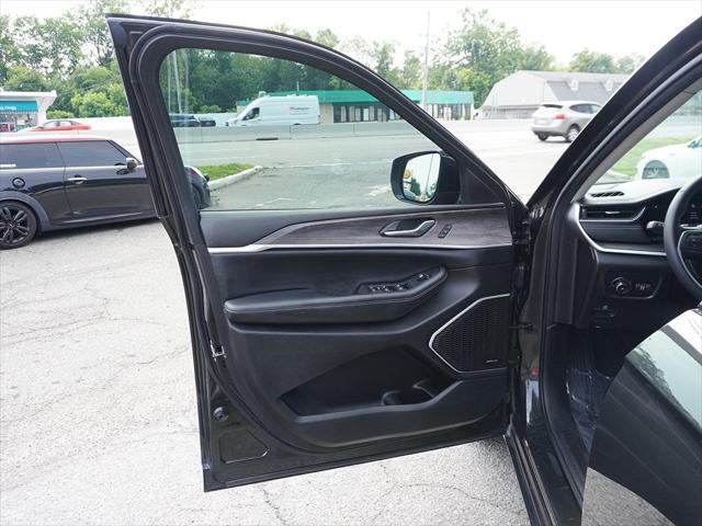 Photo of 2022 Rocky Mountain Pearlcoat Jeep Grand Cherokee L