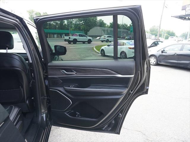 Photo of 2022 Rocky Mountain Pearlcoat Jeep Grand Cherokee L