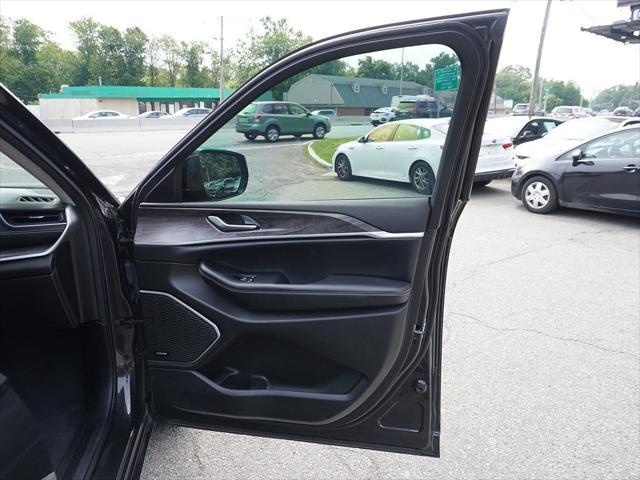 Photo of 2022 Rocky Mountain Pearlcoat Jeep Grand Cherokee L