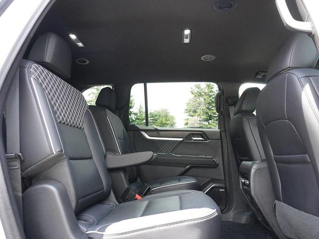 Photo of 2024 White Frost Tricoat GMC Acadia